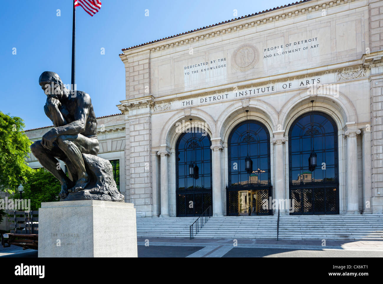 Rodins Skulptur "Der Denker" vor das Detroit Institute of Arts, Detroit Cultural Center, Detroit, Michigan, USA Stockfoto