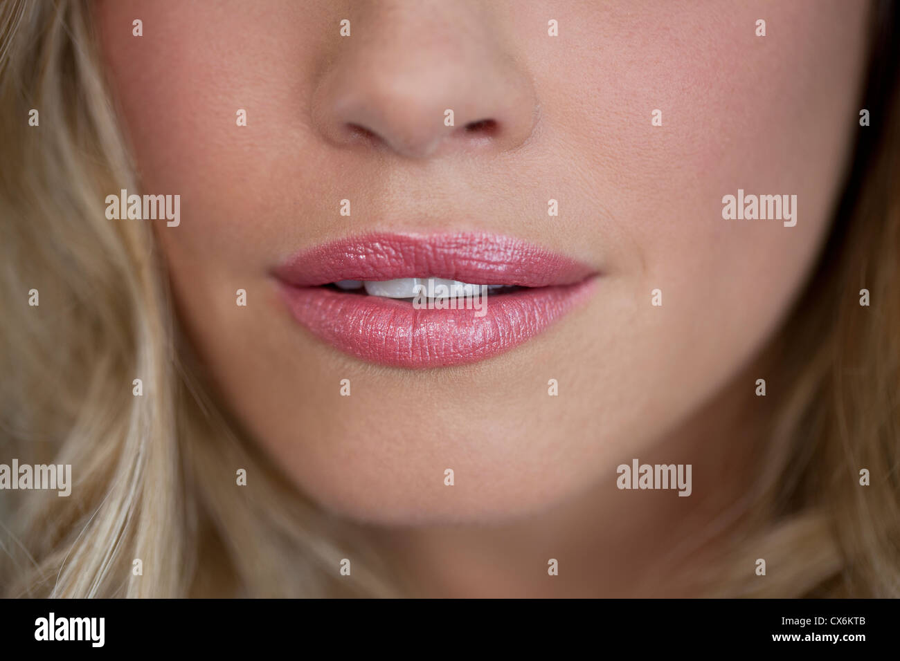 Eine junge Womans Mund Nahaufnahme Lippen leicht geöffnet zeigt Zähne, Stockfoto
