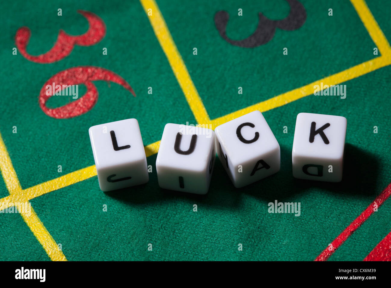 Würfel auf einem Spieltisch Schreibweise des Wortes Glück Stockfoto