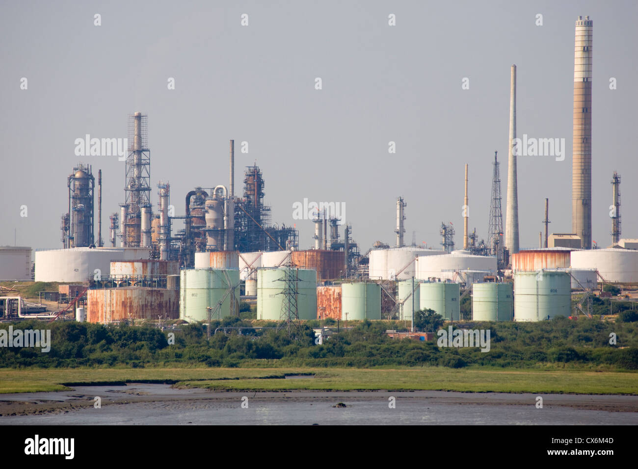 ESSO Fawley Raffinerie gesehen aus dem Solent, Hampshire Stockfoto