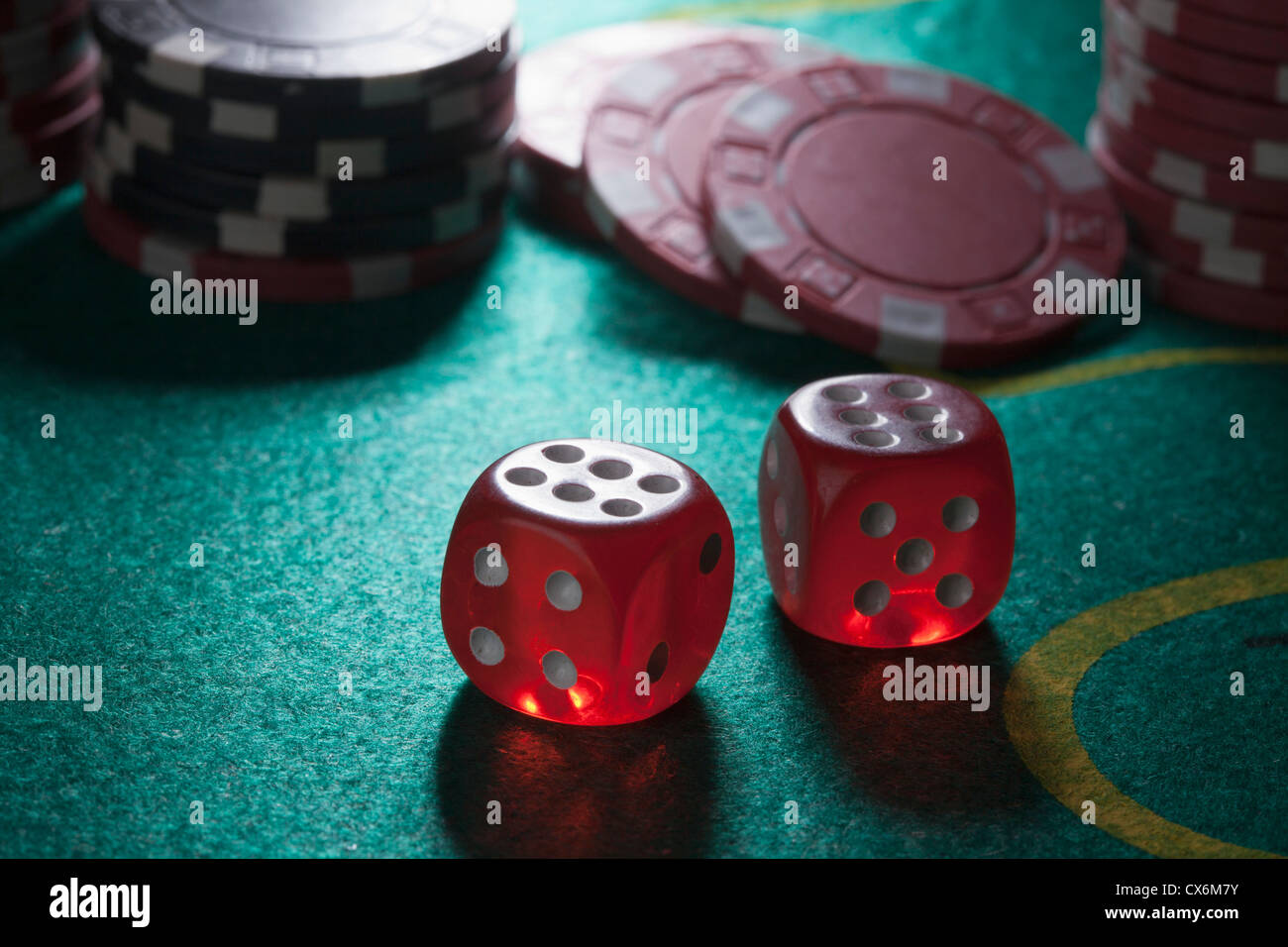 Zwei Sechsen auf einem Tisch, Glücksspiel Chips im Hintergrund gerollt Stockfoto