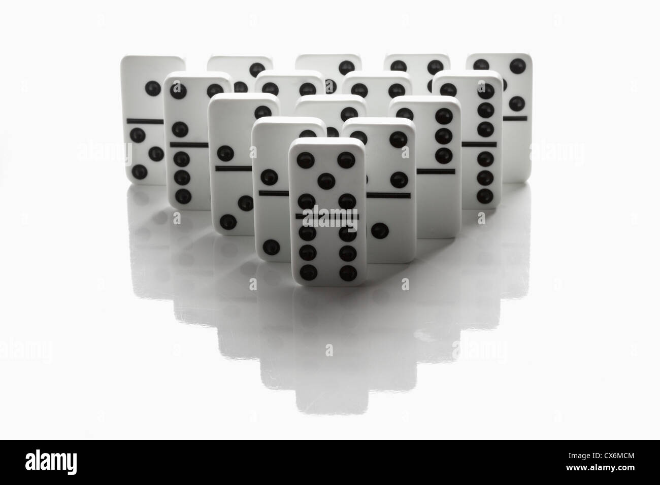 Dominosteine in der Form eines Dreiecks angeordnet Stockfoto