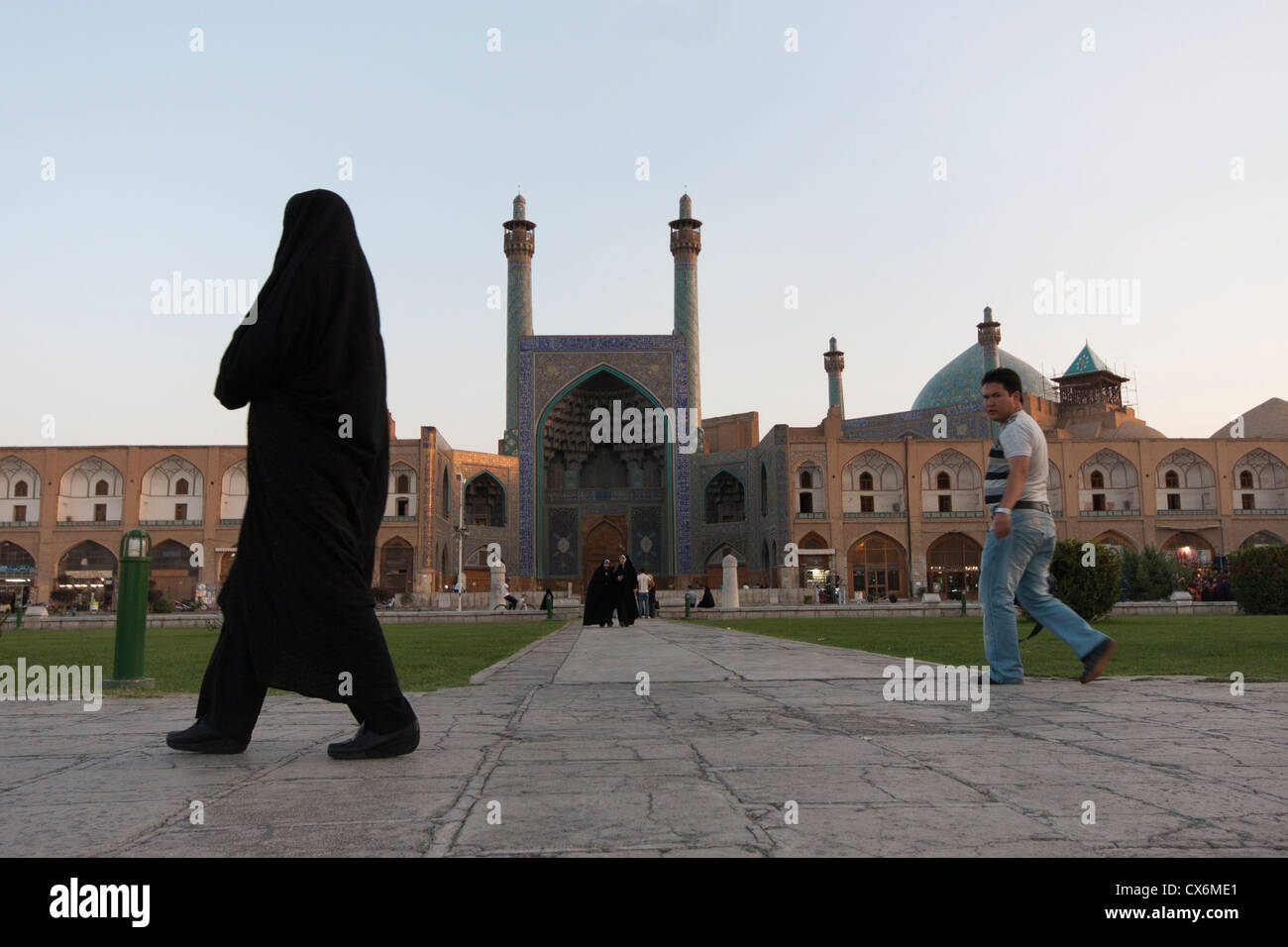 Frau trägt Hejab in in von Imam-Moschee in Naghsh-i Jahan Quadrat in Isfahan, Iran Stockfoto