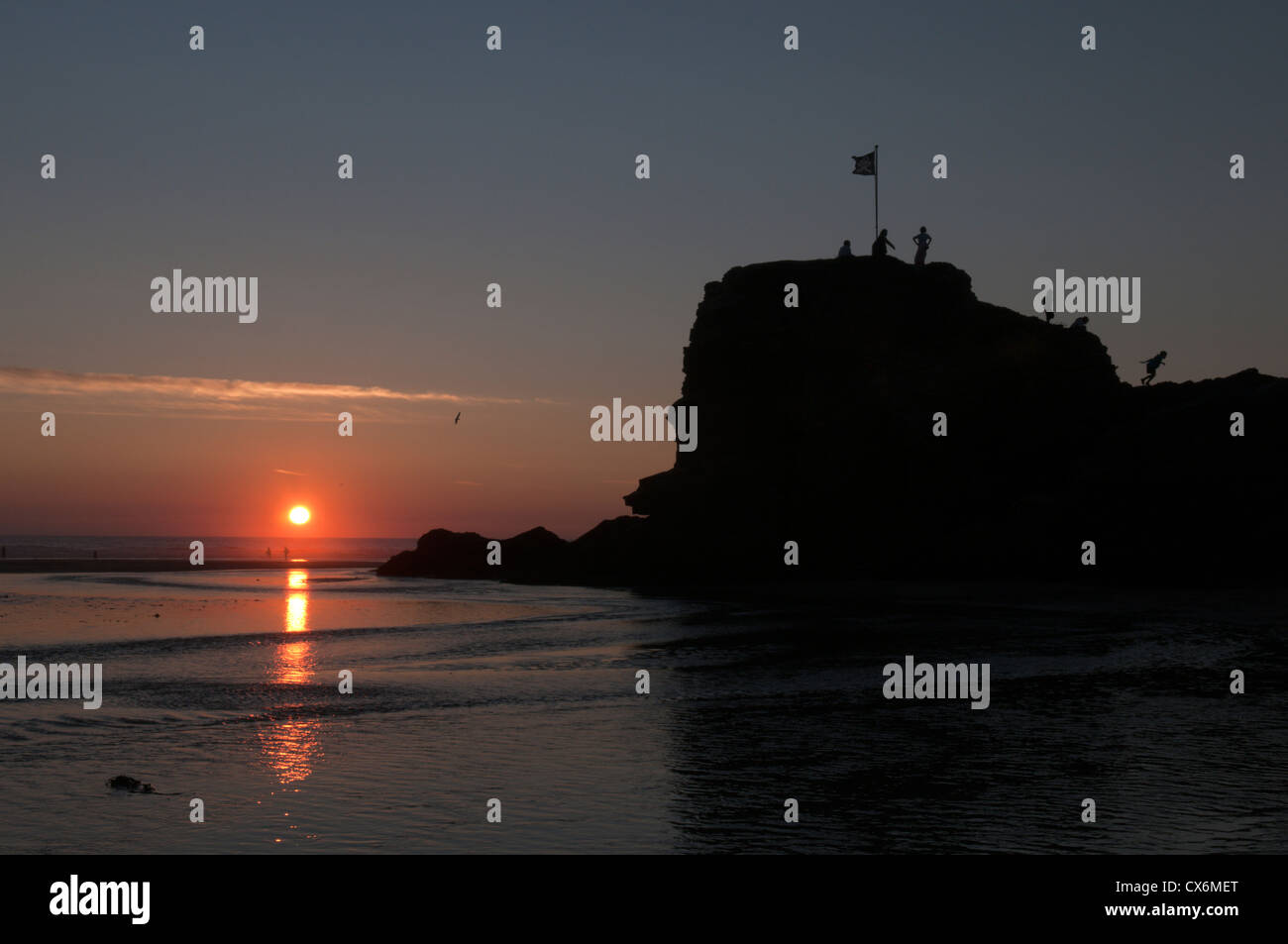 Menschen auf der Kapelle Rock, Dünenwanderungen Strand, Perranporth, Cornwall, UK. Sonnenuntergang. Juli. Flut heraus. Stockfoto