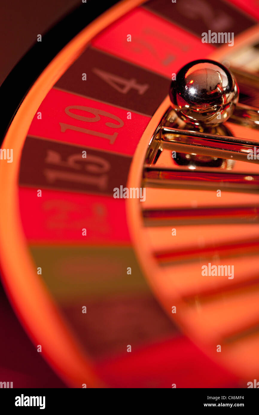 Eine stationäre Roulette-Rad mit dem Ball auf Nummer 4 Stockfoto