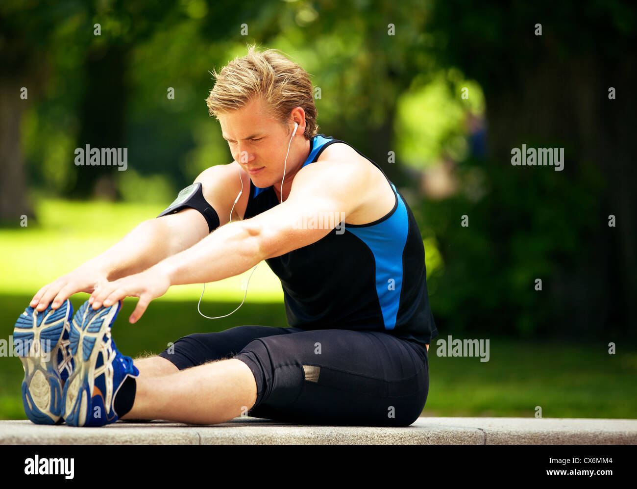 Attraktive Athlet seine stretching-Übung zu tun Stockfoto