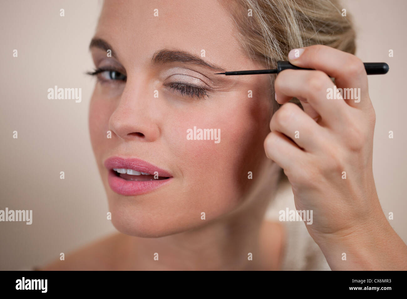 Eine junge Frau, die Anwendung von flüssigem Eyeliner, Nahaufnahme Stockfoto