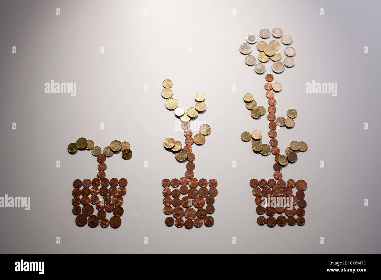 Europäischen Union Münzen angeordnet, um die Form einer Blume in drei Stadien des Wachstums Stockfoto