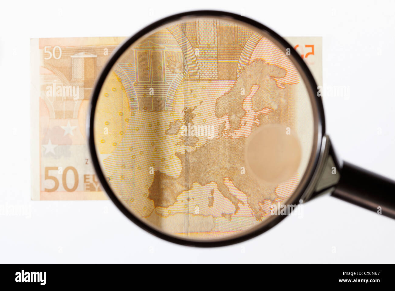 Eine Lupe Lupe ein 50 Euro-banknote Stockfoto