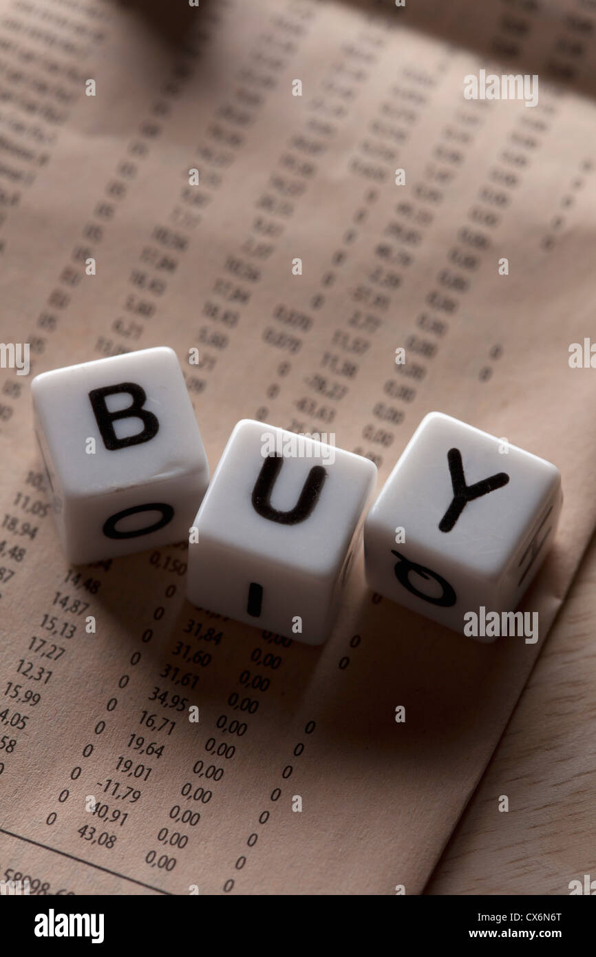 Würfel Rechtschreibung kaufen liegen oben auf eine finanzielle Seite beschriftet Stockfoto