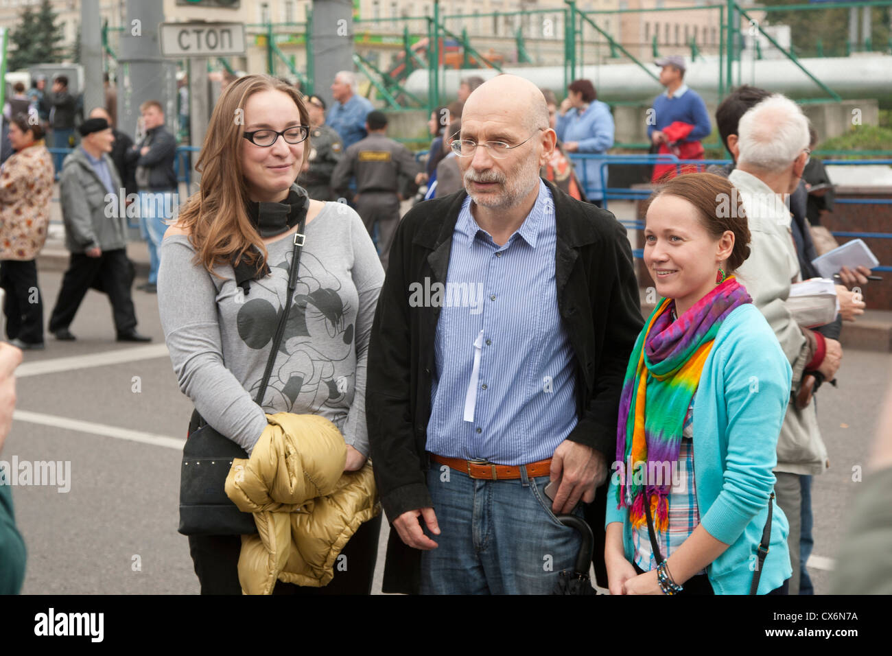 Beliebte russische Schriftsteller Boris Akunin (richtiger Name Grigory Tkhartishvili) posiert mit während der Kundgebung der Opposition in Moskau Fans Stockfoto