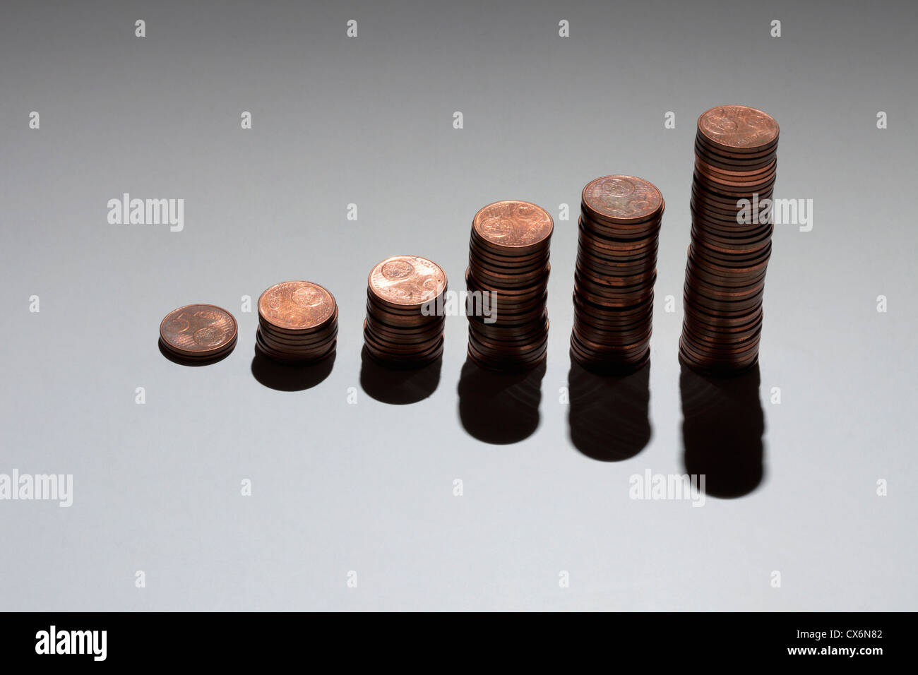 Reihen von Stapel von fünf Cent Euromünzen immer größer Stockfoto