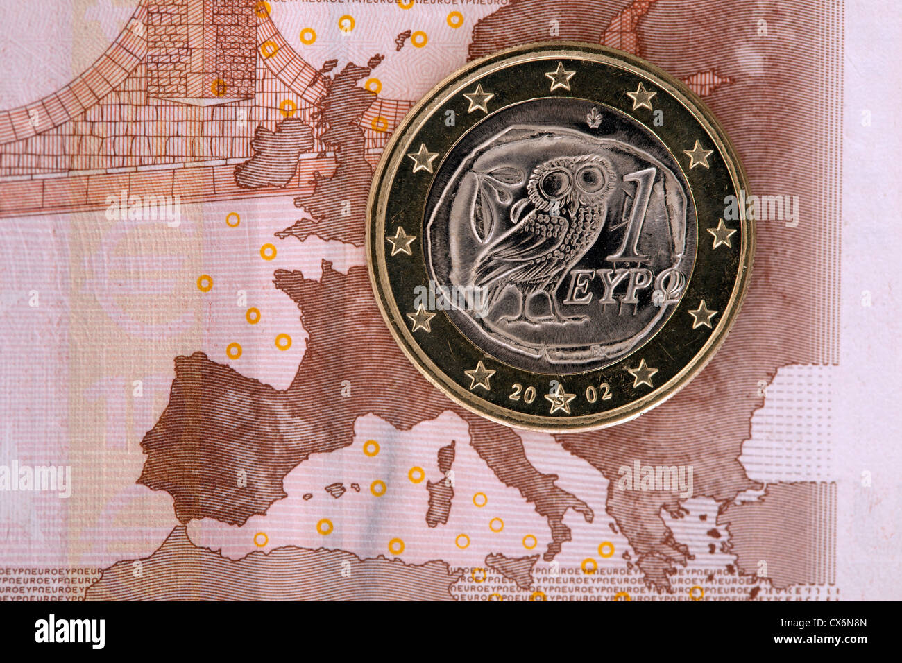 Detail einer zehn-Euro-Banknote mit einem ein-Euro-Münze oben drauf Stockfoto