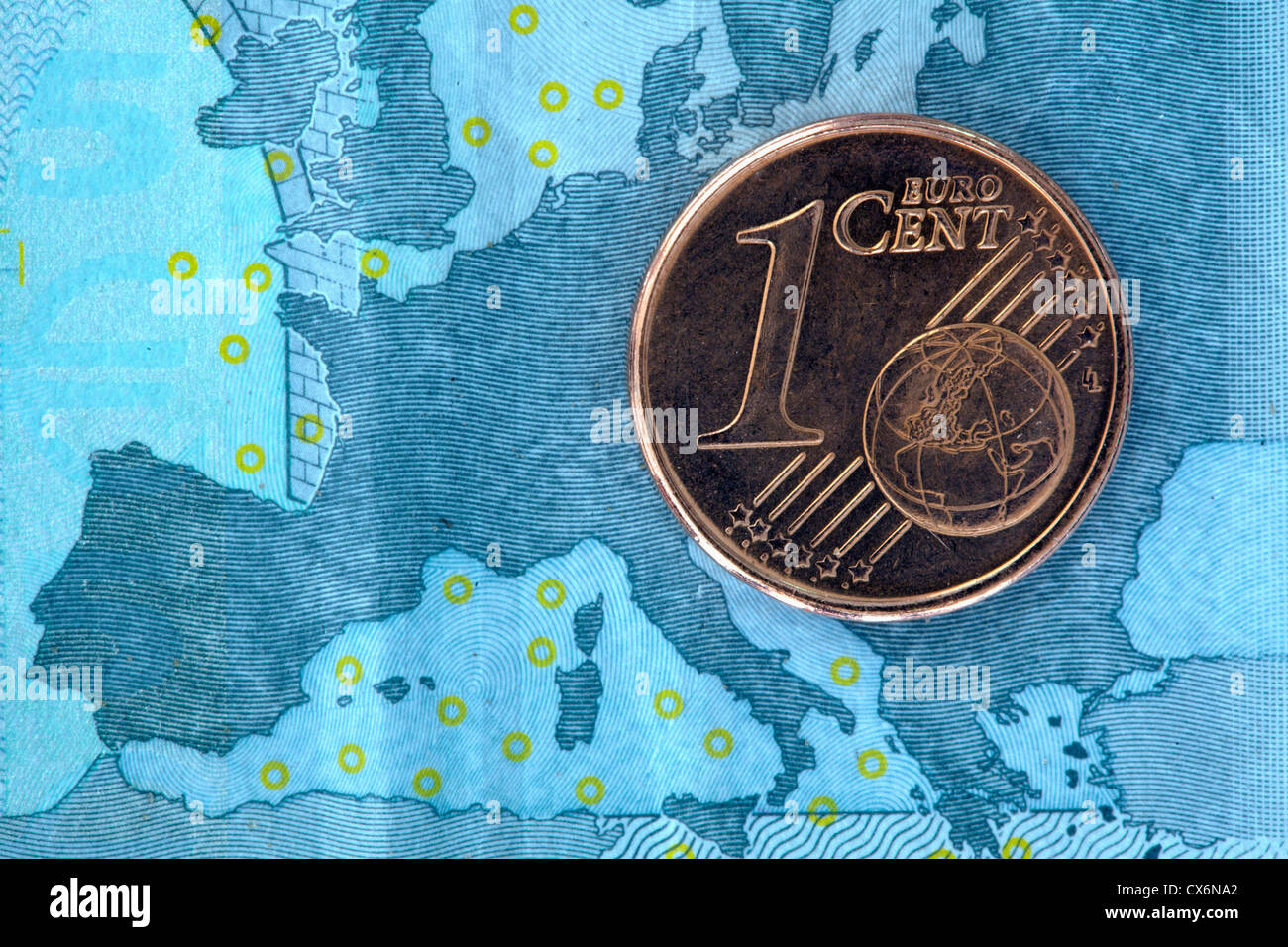 Detail einer fünf-Euro-Banknote mit einem Cent Euromünze oben drauf Stockfoto