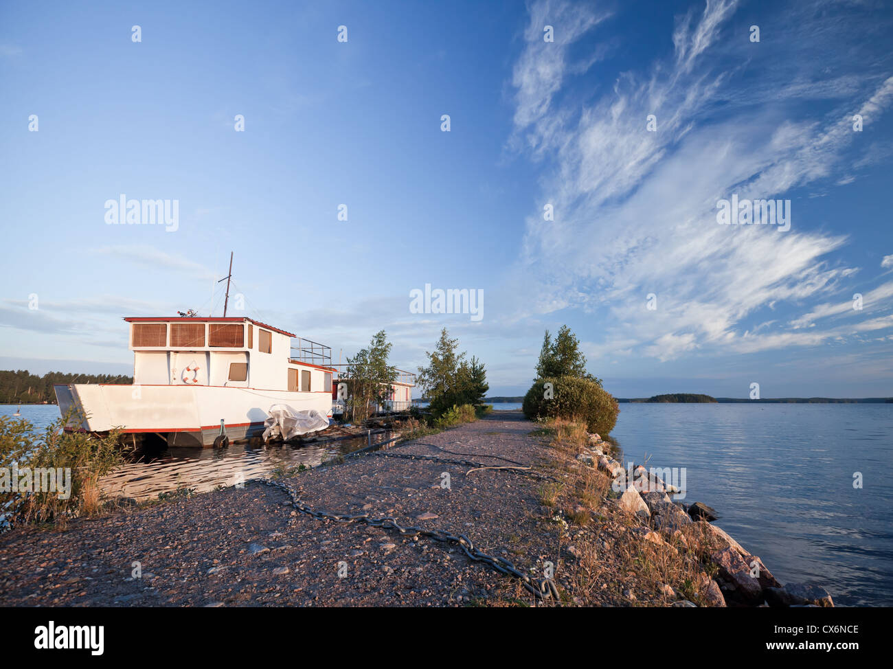 Kleine weiße Sportboot ankern am Saimaa-See in der Stadt Imatra, Finnland Stockfoto