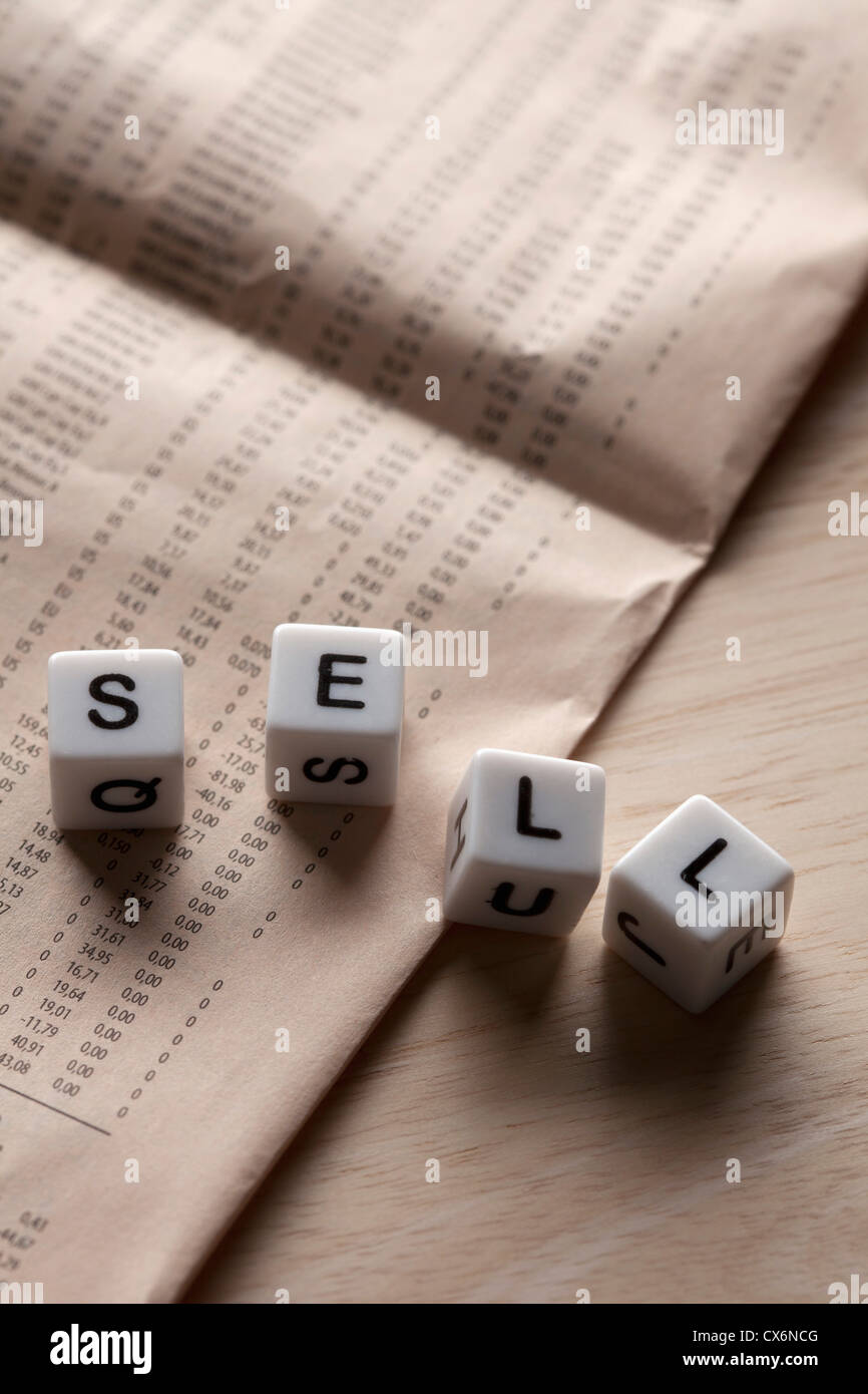 Beschrifteten Würfel Rechtschreibung verkaufen liegen oben auf eine finanzielle Seite Stockfoto