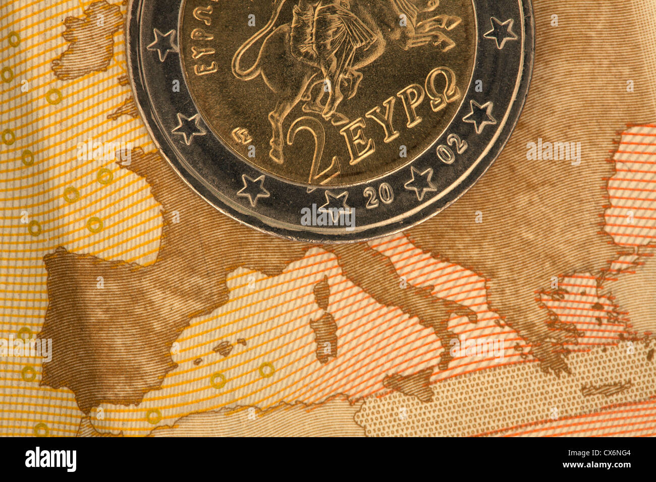 Detail einer 50 Euro-Banknote mit einer zwei-Euro-Münze oben drauf Stockfoto