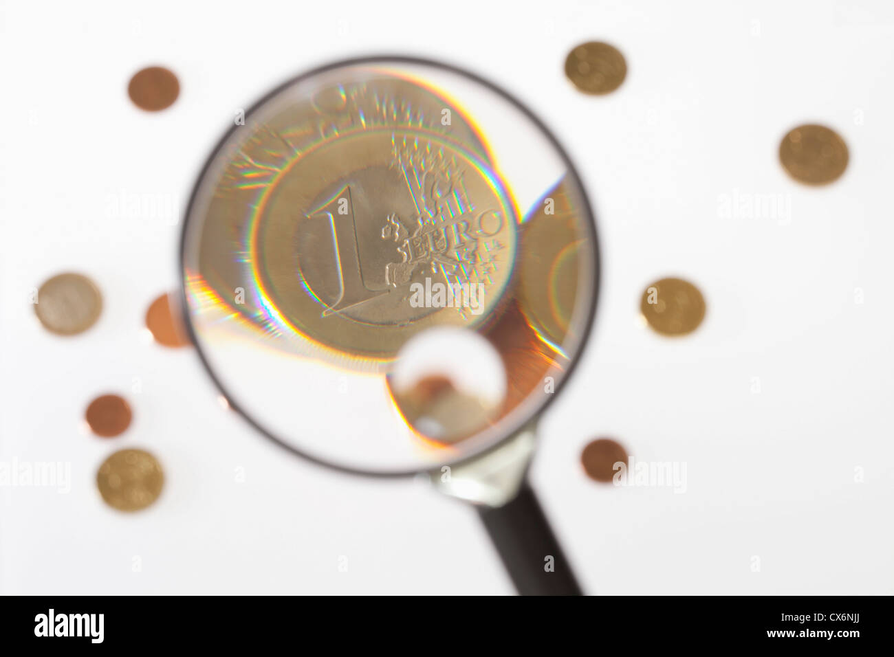 Eine Lupe Lupe eine ein-Euro-Münze Stockfoto