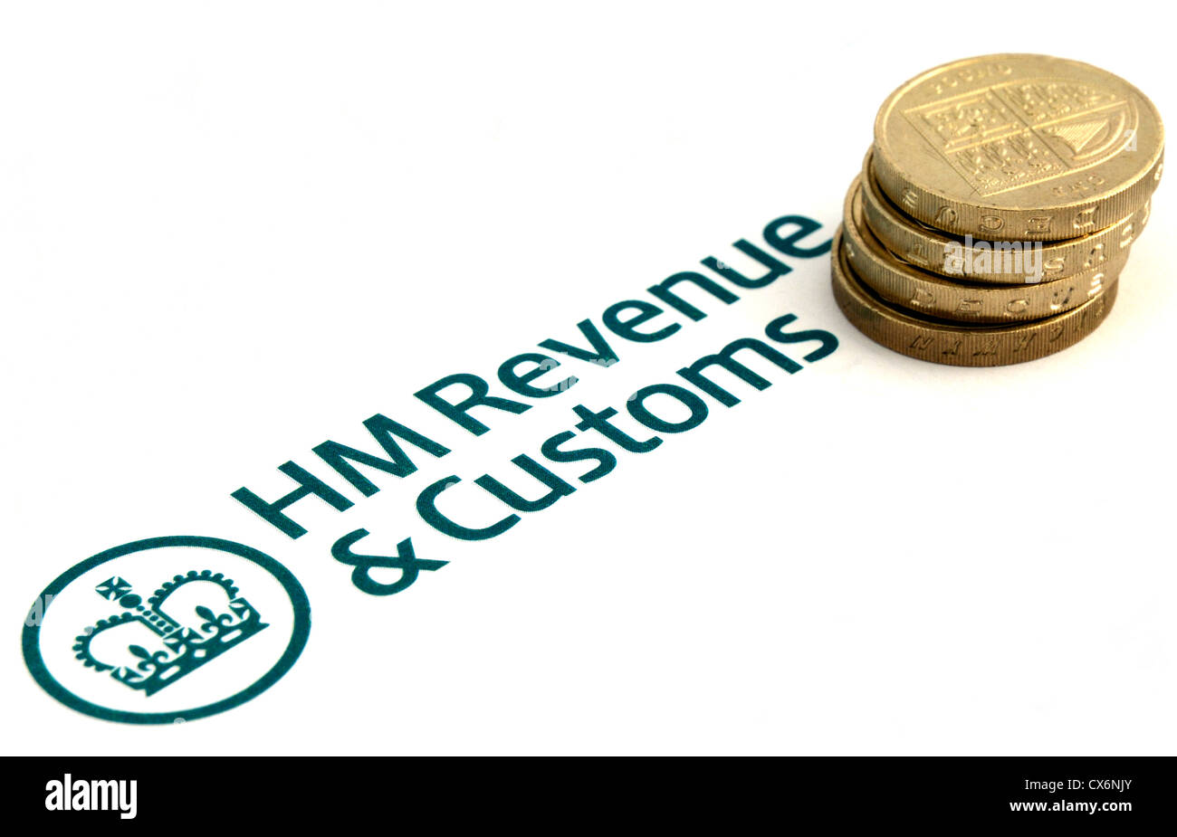 HMRC-Logo und Pfund-Münzen Stockfoto