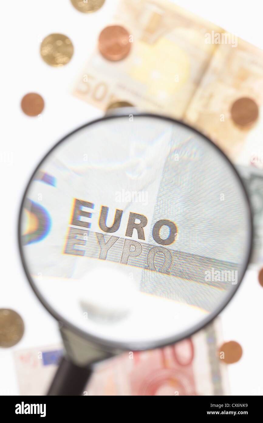 Eine Lupe Lupe einen fünf-Euro-banknote Stockfoto