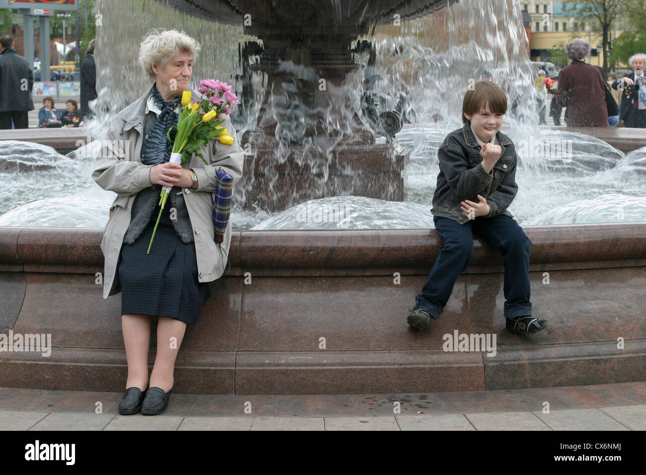 Russische Frau Veteran mit jungen feiert den Sieg über Hitler-Deutschland in dem 1941-1945 großen Vaterländischen Krieges Stockfoto