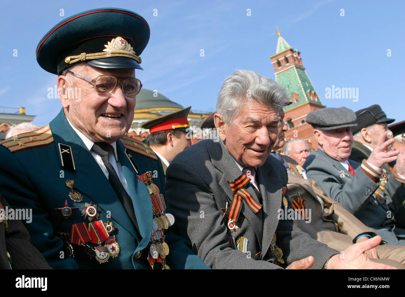 Russische Kriegsveteranen auf dem Roten Platz in Moskau, Russland, beobachtete eine Siegesparade millitary Stockfoto