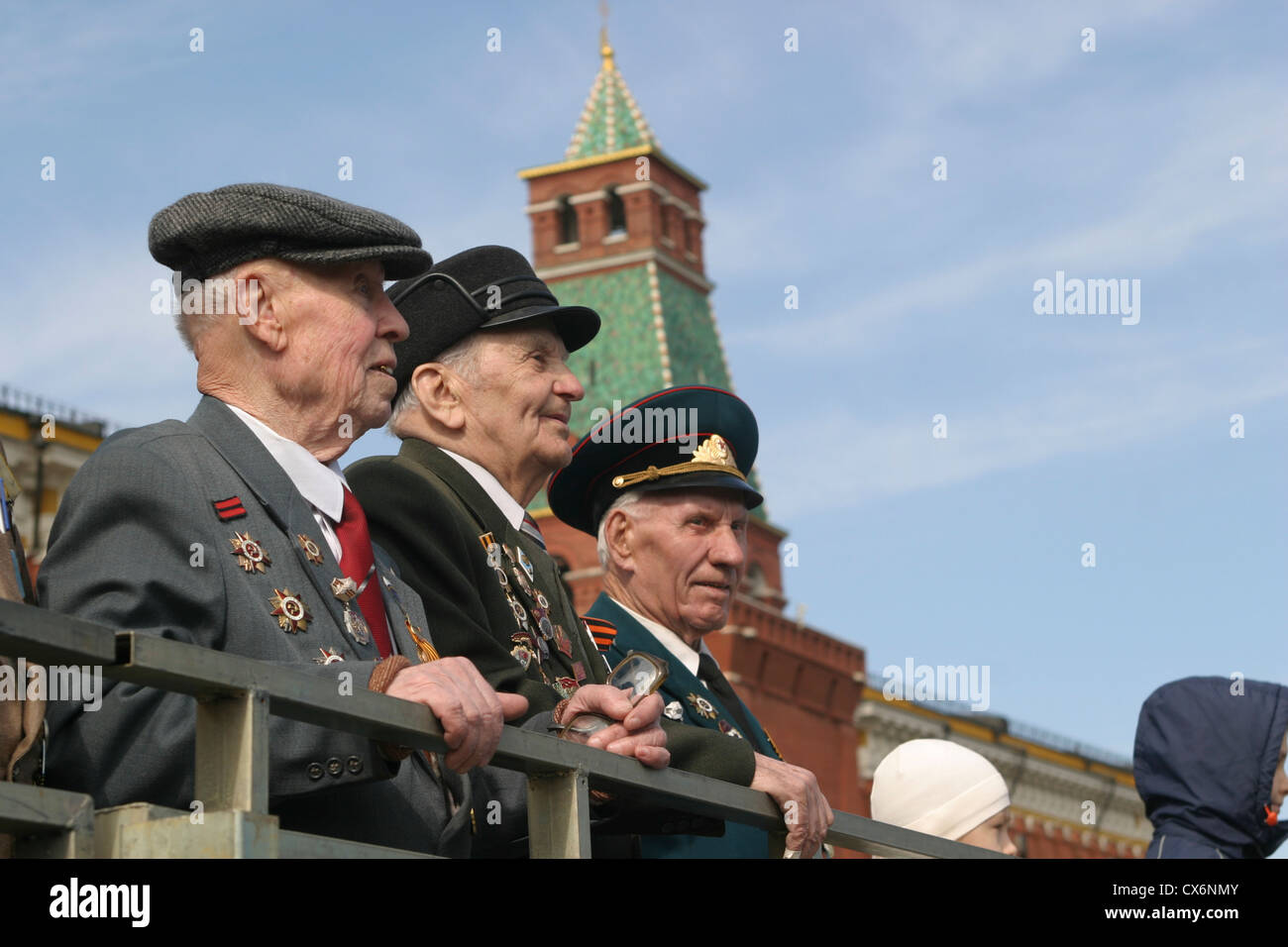 Russische Kriegsveteranen auf dem Roten Platz in Moskau, Russland, beobachtete eine Siegesparade millitary Stockfoto