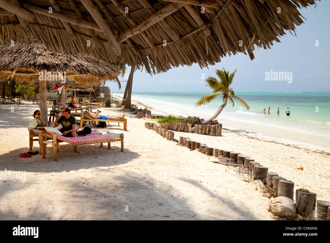 Menschen im Urlaub im Luxus Echo Beach Hotel, Bjewuu, Sansibar Afrika Stockfoto