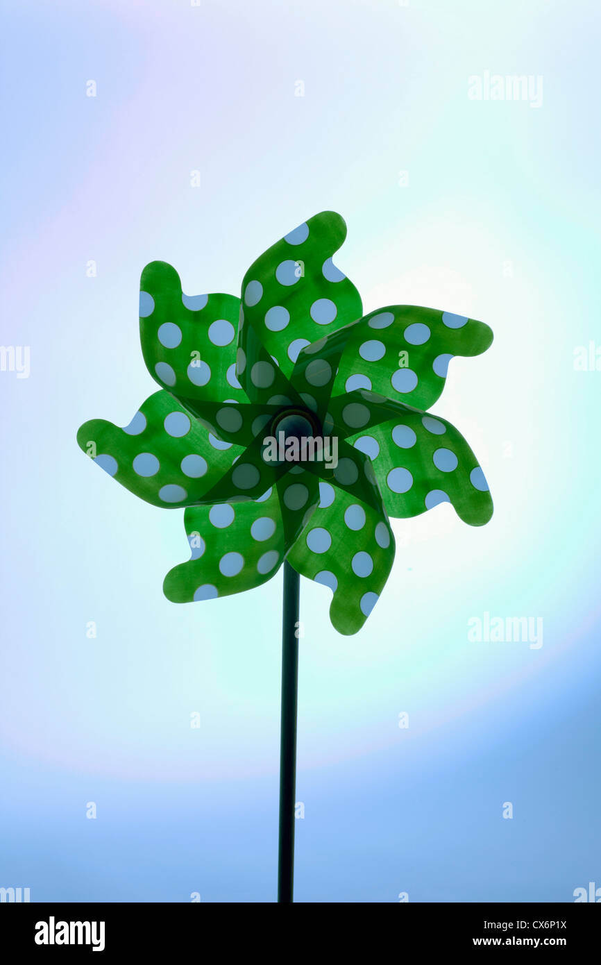 Eine grüne Windrad mit Polka dots Stockfoto