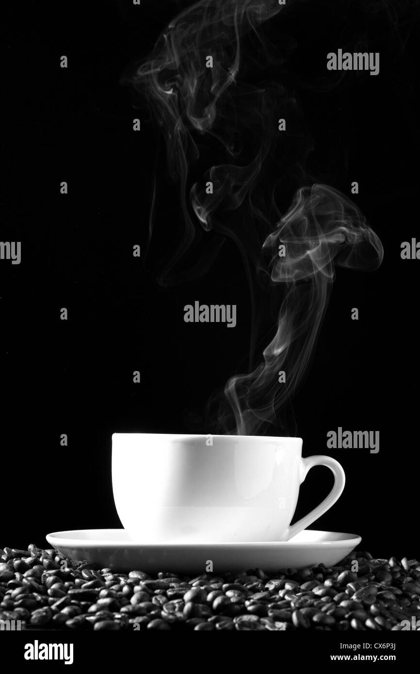 Kaffeearoma Hintergrund und Bohnen auf schwarz Stockfoto
