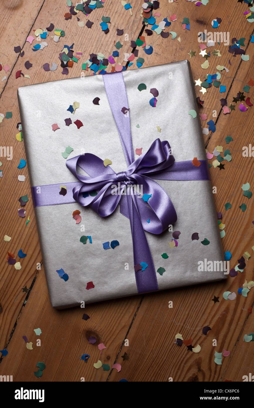 Verpackte Geschenk umgeben von Konfetti Stockfoto