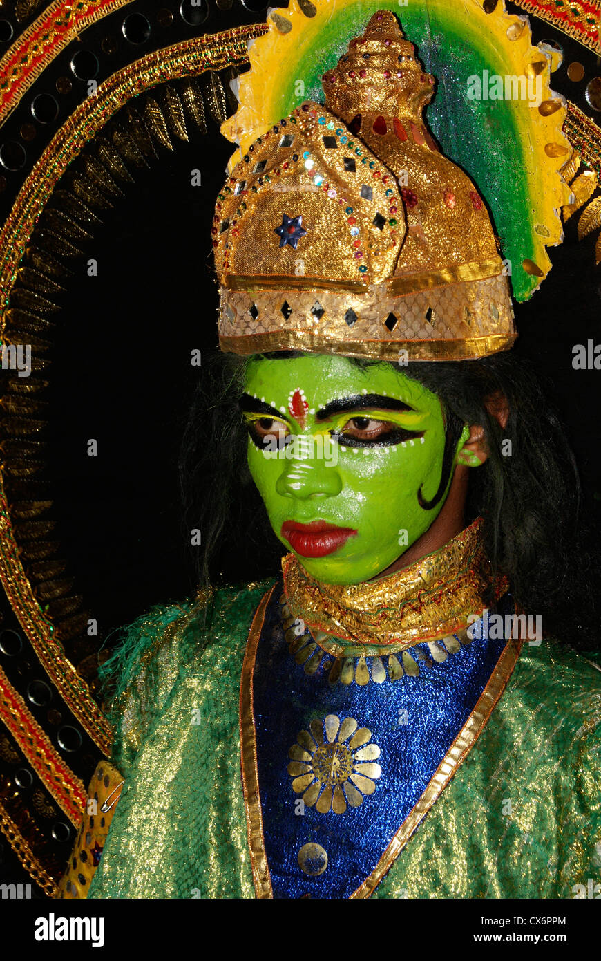Pfau-Tänzer (Volkskunst) auf Tempelfest in Kerala Indien Stockfoto
