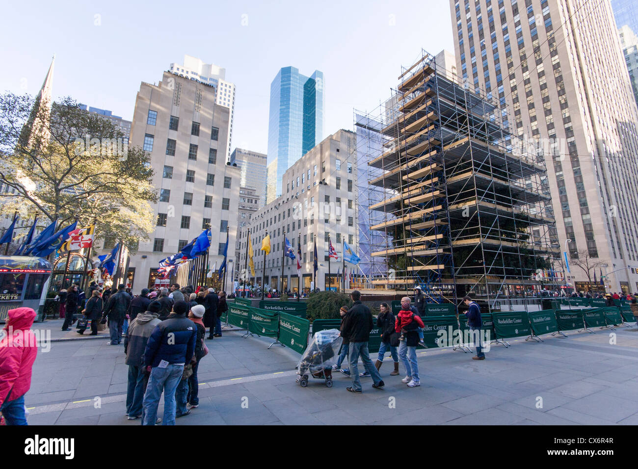 Menschen beobachten Weihnachtsbaum während Dekoration Prozess im Rockefeller Center in New York City Stockfoto