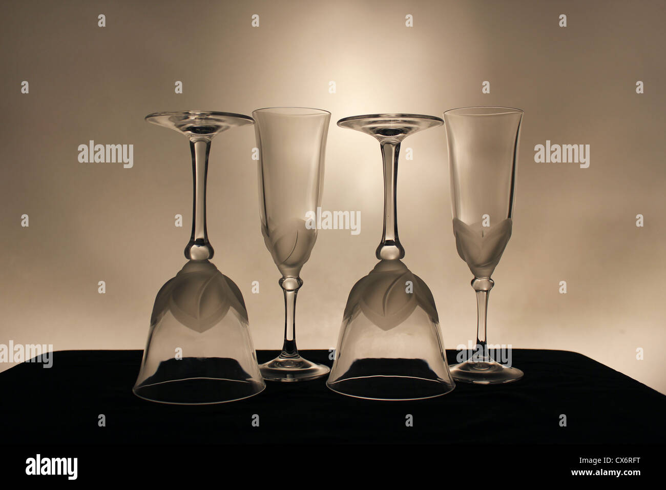 Weingläser set bei schlechten Lichtverhältnissen, auf einem schwarzen Tisch Stockfoto