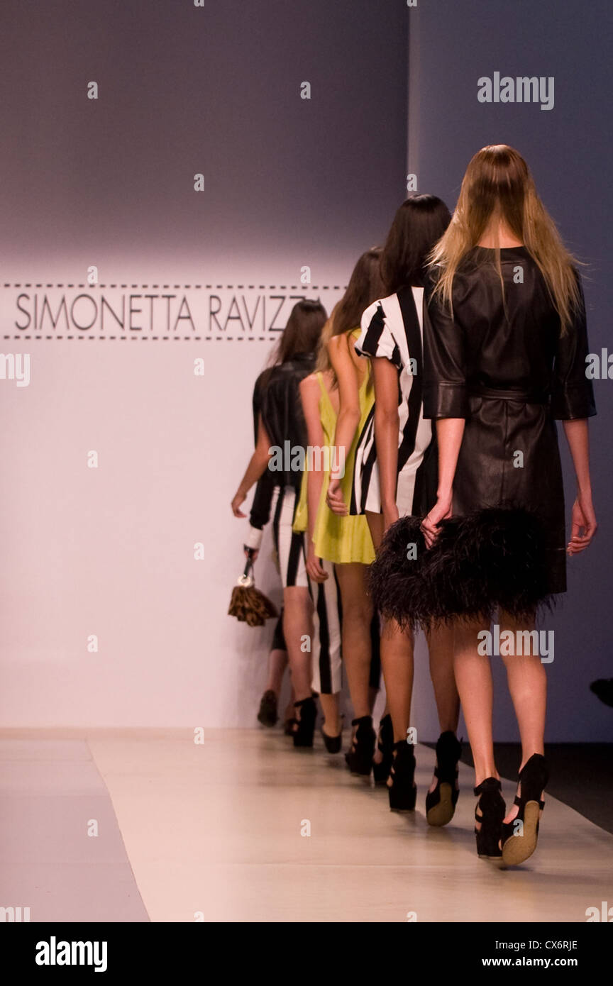 Simonetta Ravizza Start-und Landebahn Frühjahr/Sommer 2013 Milano Modewoche September 2012 Stockfoto