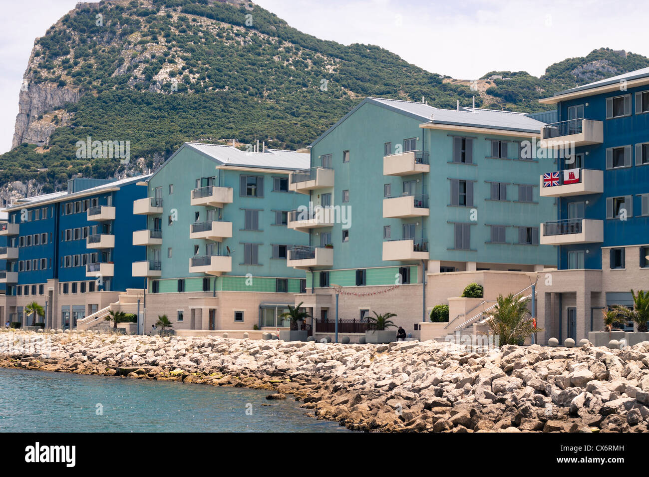 Außenbereich von Gebäuden an der Küste, Gibraltar, Großbritannien. Stockfoto