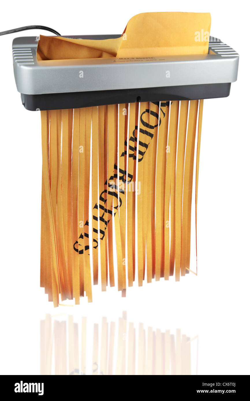 ein Shredder, der Fetzen ein brauner Umschlag auf dem steht: "IHRE Rechte". Kopieren Sie Raum. Isoliert. Stockfoto