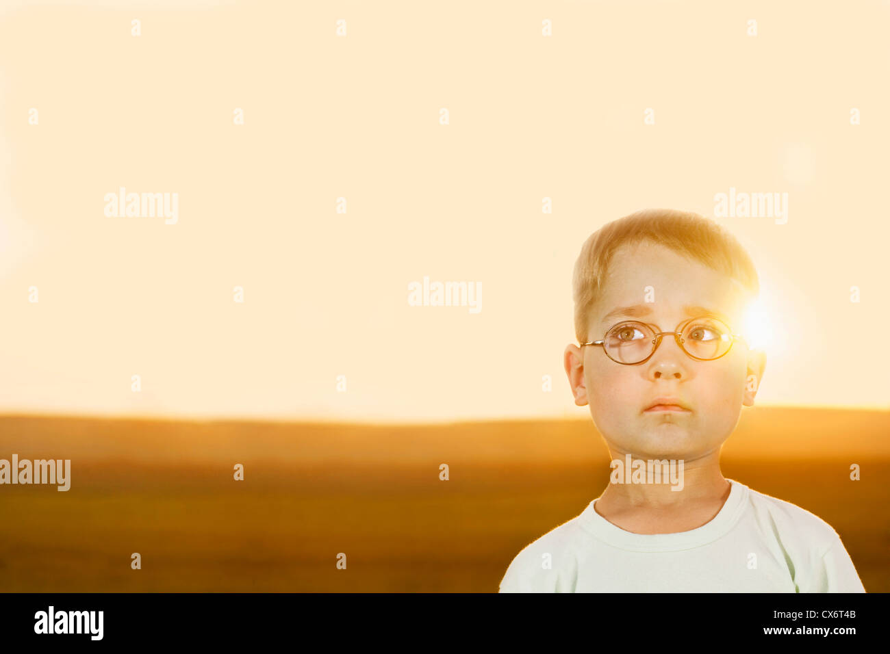 Portrait eines jungen in einem Feld bei Sonnenuntergang Stockfoto