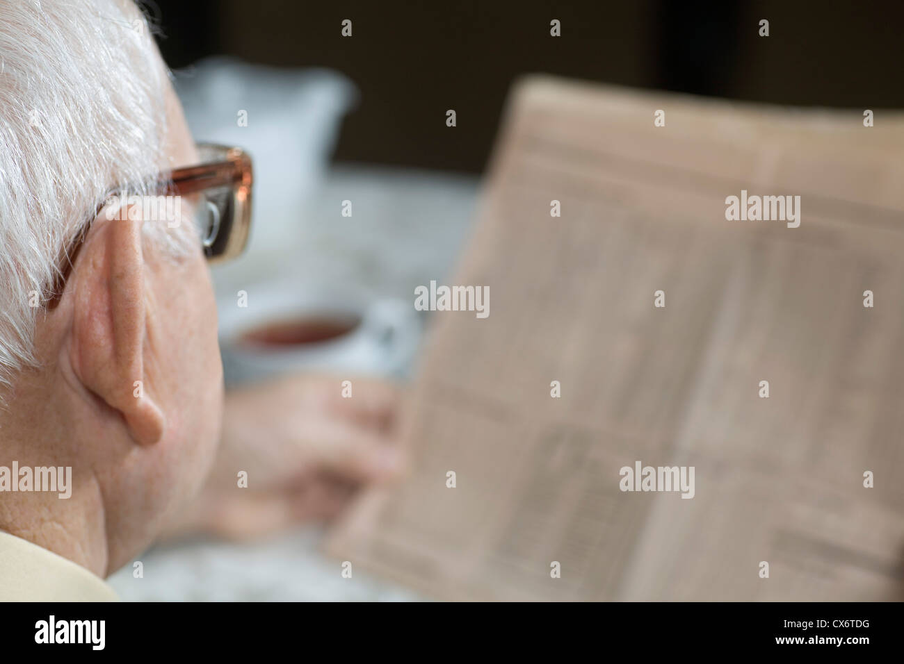 Detail eines älteren Mannes Zeitung lesen Stockfoto