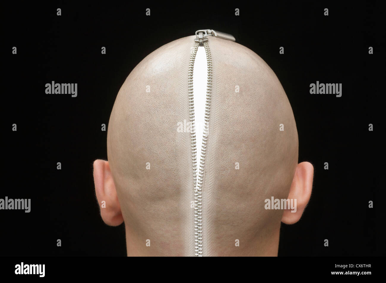 Einen offenen Reißverschluss auf den Kopf eines Mannes, Rückansicht Stockfoto