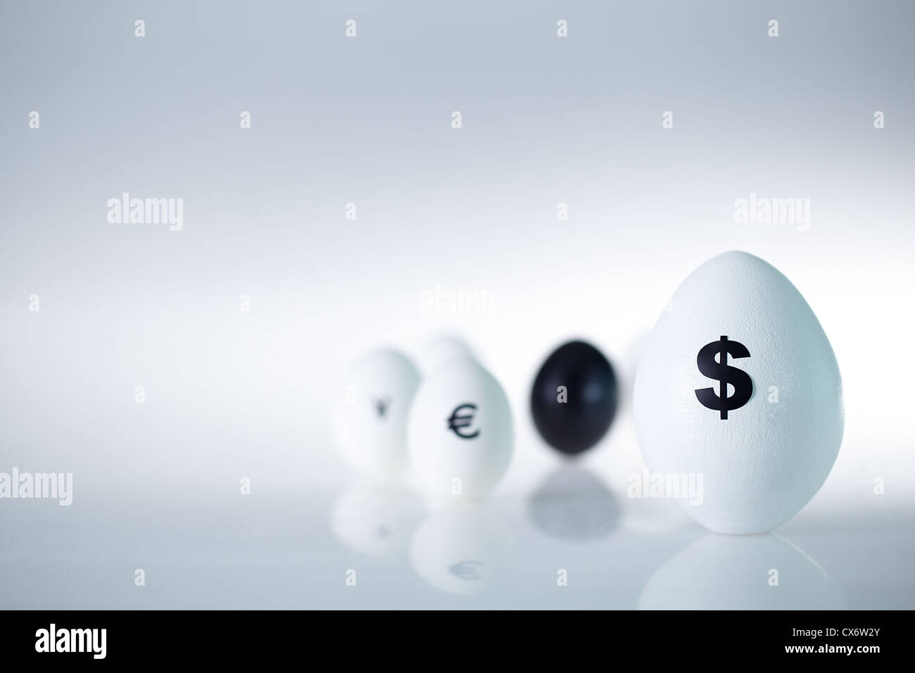 Bild der großen Ei mit Dollarzeichen mit Gruppe von Eiern auf Hintergrund Stockfoto