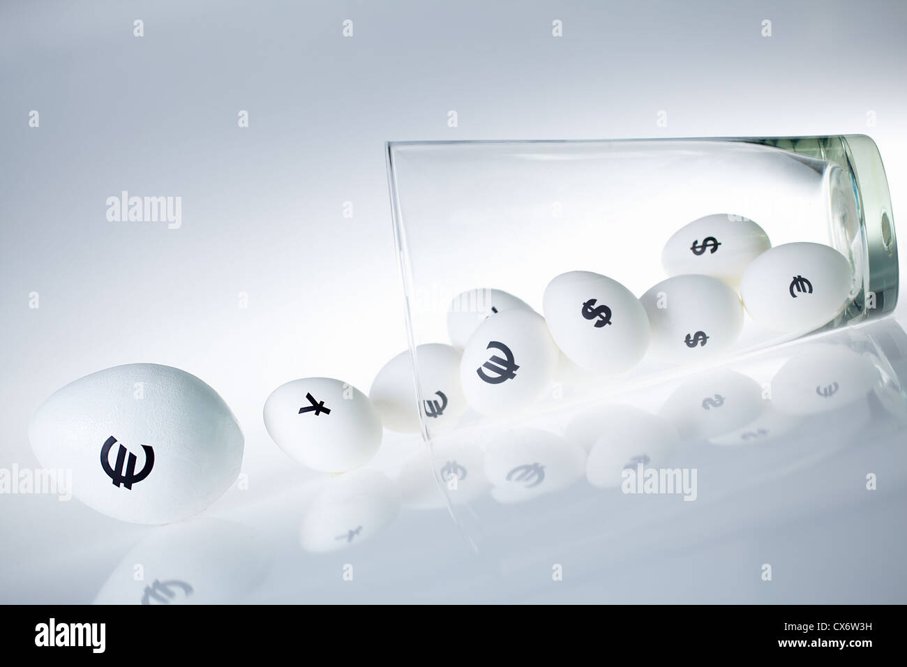 Bild von weißen Eiern mit Währungszeichen hinter große Dollar-Ei Stockfoto