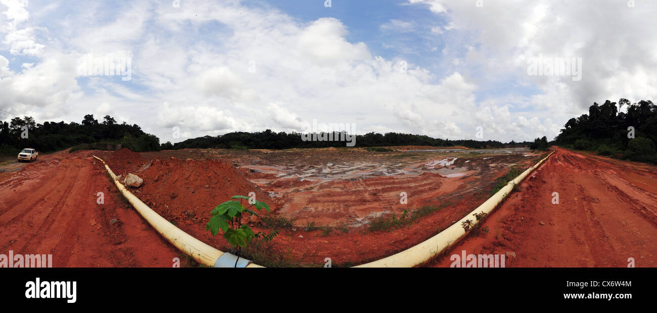 Gefüllte Tailings Teich im ghanaischen Bergbaubetrieb Stockfoto