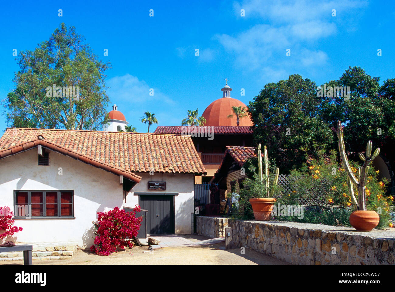 Mission San Juan Capistrano, Kalifornien, USA - Wartung Gebäude mit Kuppeln der Mission Basilica San Juan Capistrano hinter Stockfoto