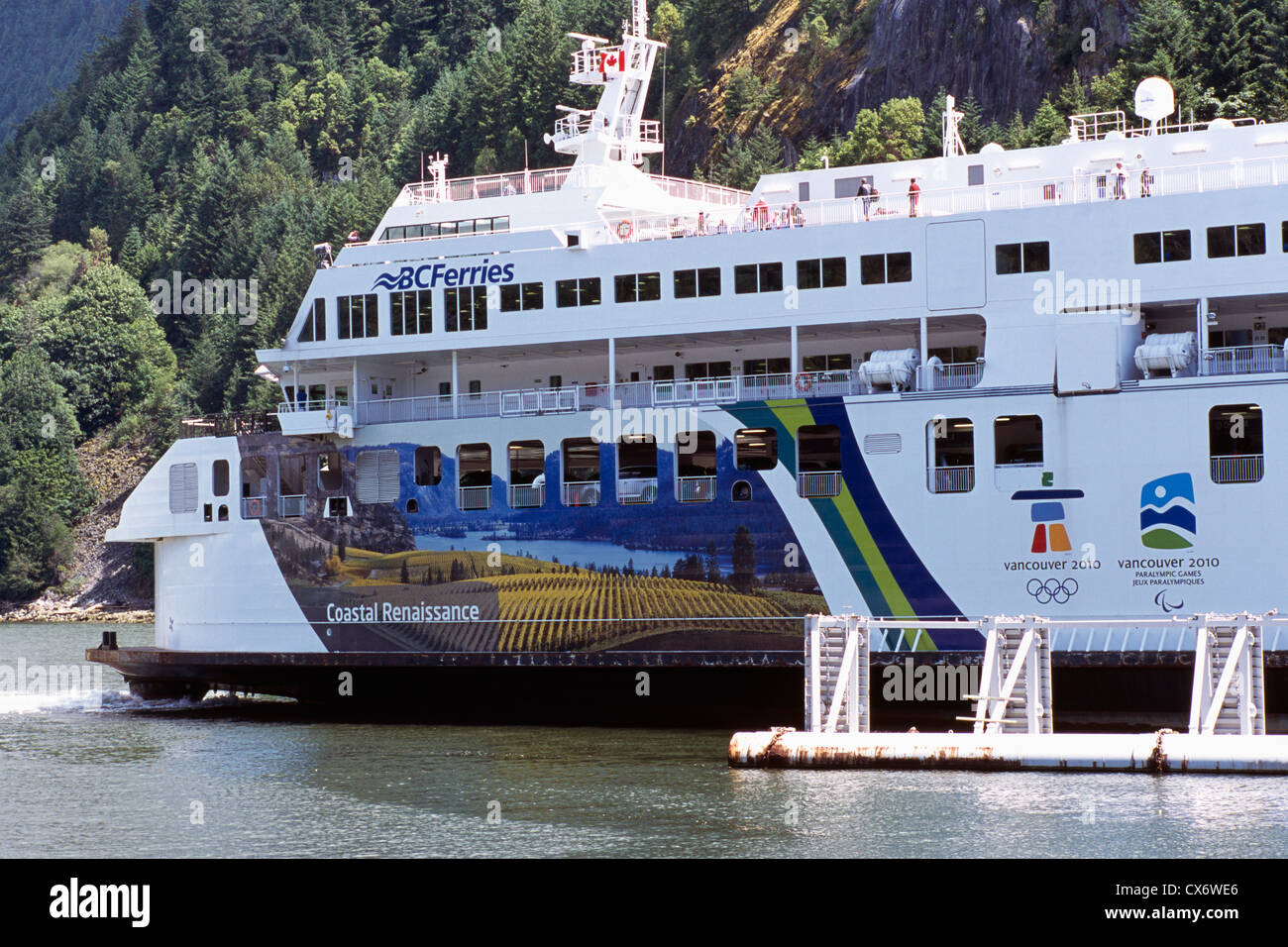 BC Ferry angedockt an der Horseshoe Bay, West Vancouver, BC, Britisch-Kolumbien, Kanada - Gunter Marx Foto Wandbild auf Seite des Schiffes Stockfoto
