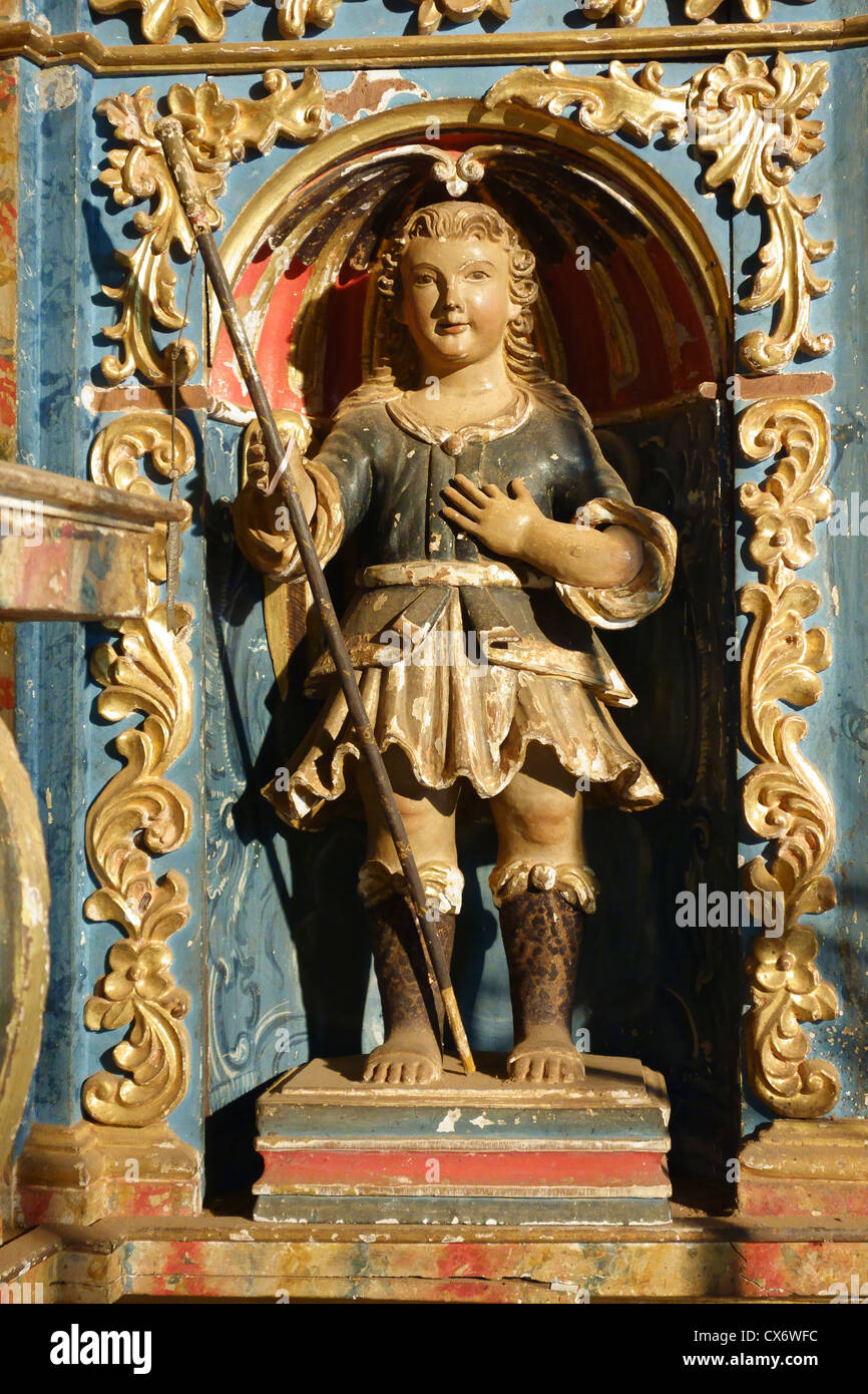 Eine hölzerne Santo, Saint Raphael, Kirche des Heiligen Josef Valenzuela, Paraguay darstellt. Stockfoto