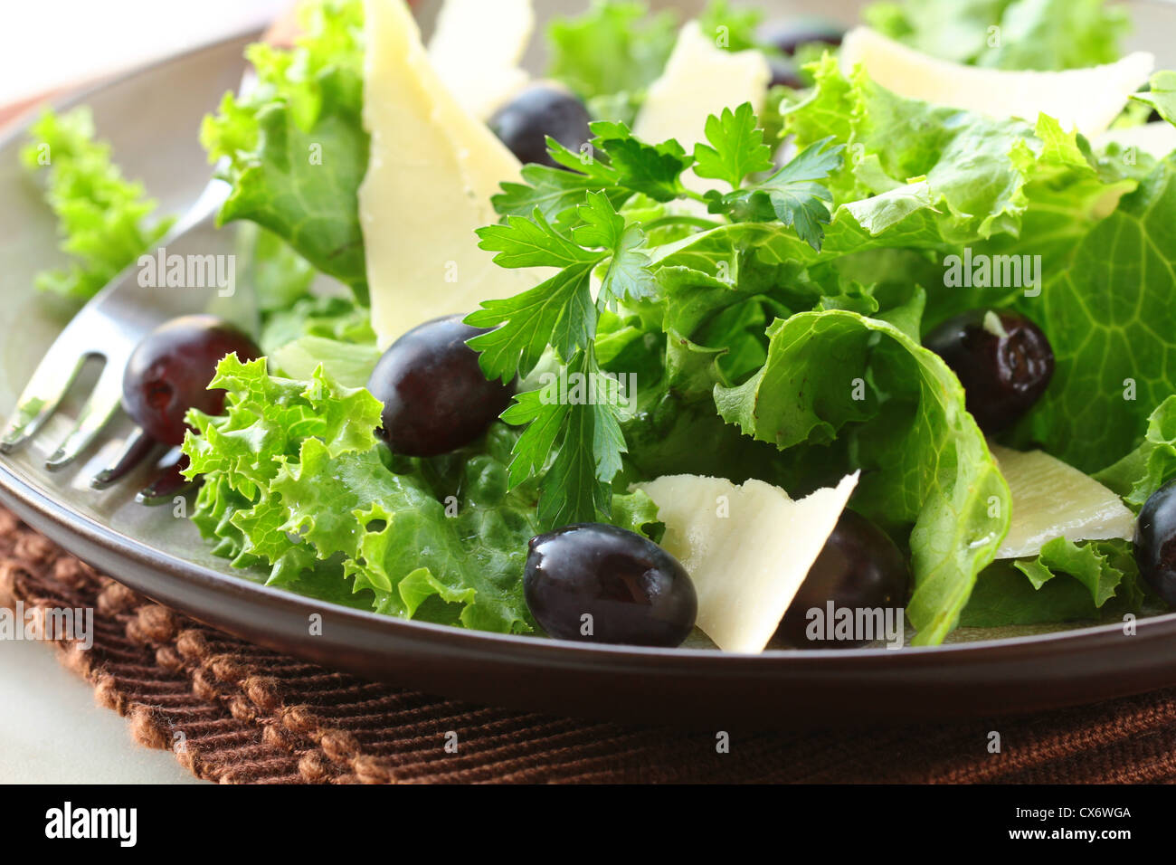 Snack-Salat mit Trauben und Käse Stockfoto