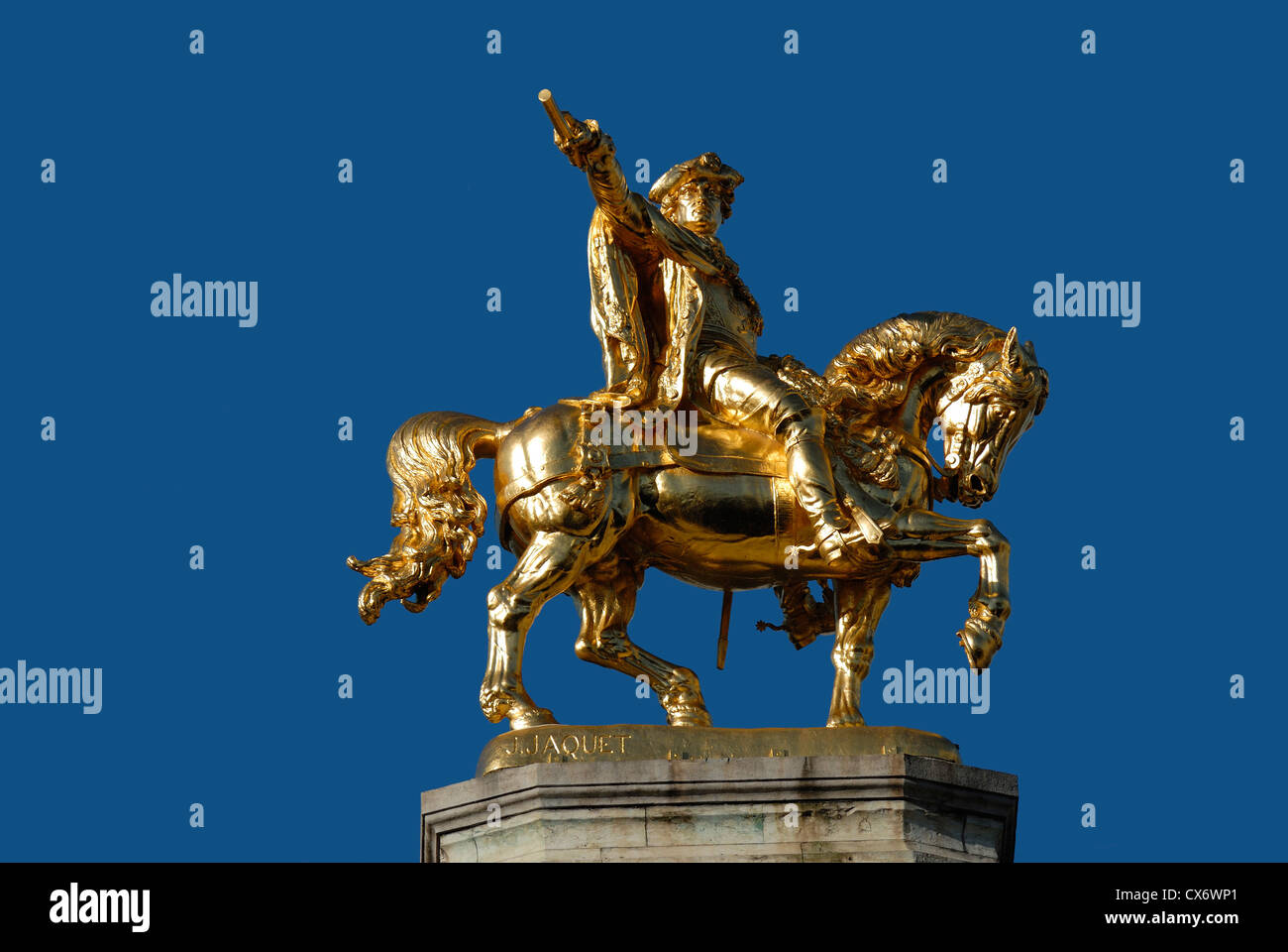 Brüssel, Belgien. Die Grand Place. Goldene Statue von Charles de Lorraine auf Kosten des Hauses L'Arbre d ' or (Nr. 10) Stockfoto