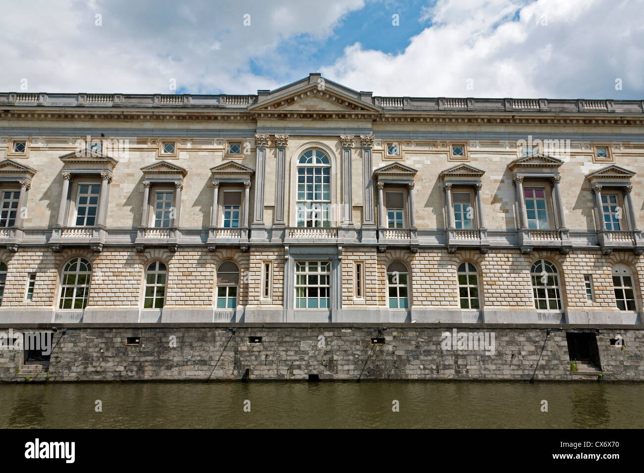 Gent - Fassade der Justizpalast und Kanal Stockfoto