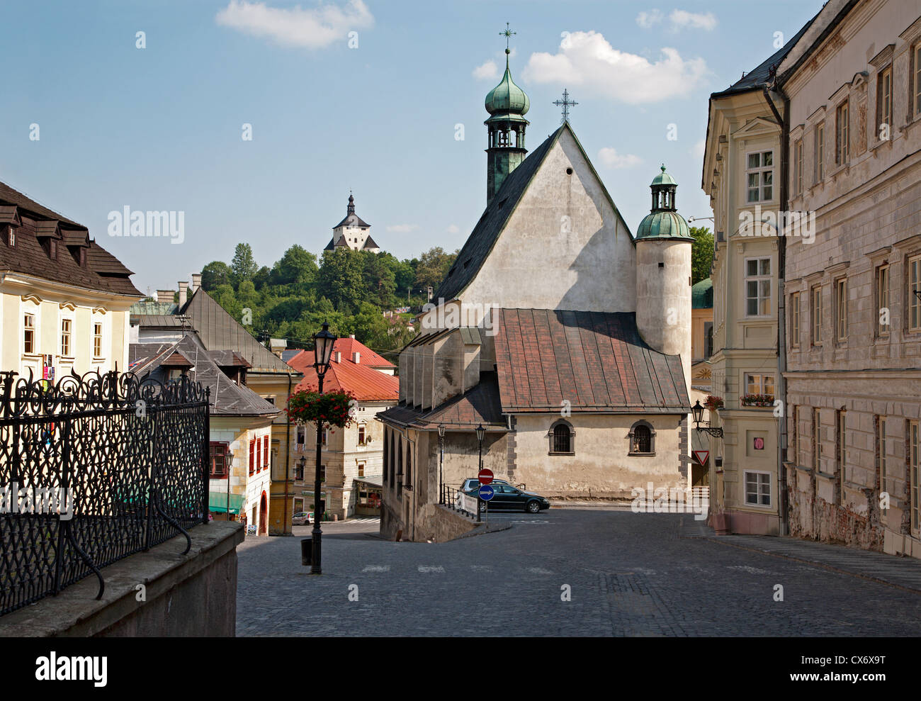 Banska Stiavnica - Platz st. Katharine Dreifaltigkeitskirche und New castle Stockfoto